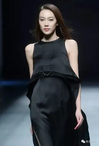 c位出道超模伍倩就算高跟鞋里有颗钉子也要笑着走完t台