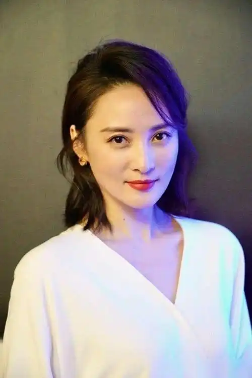 于正新戏开拍45岁蒋勤勤素颜出镜皮肤白皙锁骨迷人杨蓉差太远