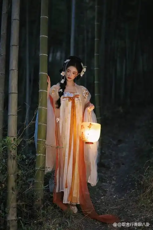 6月22日,知名女星许佳琪晒出一组唯美古风写真,祝大家端午安康.