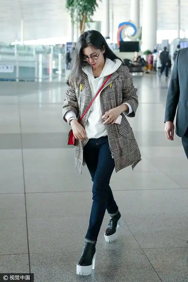 2017年11月4日,北京,李冰冰现身机场.