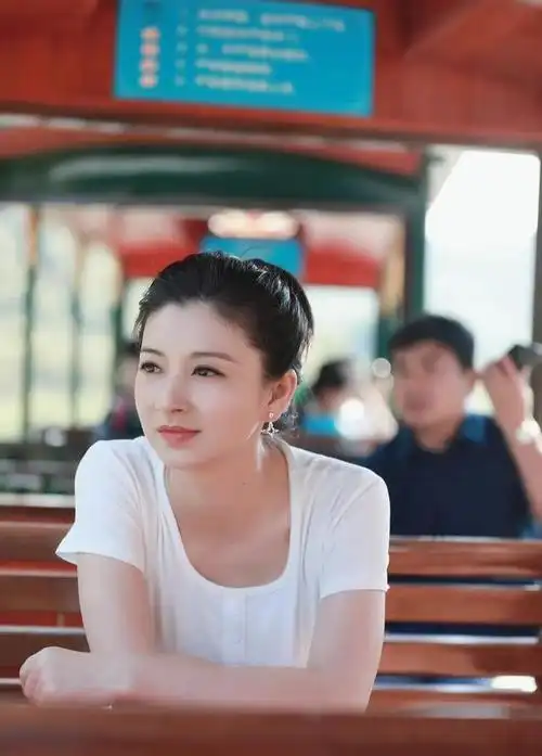 演员斓曦,吃饭路上捡来一个老公,低调幸福十年