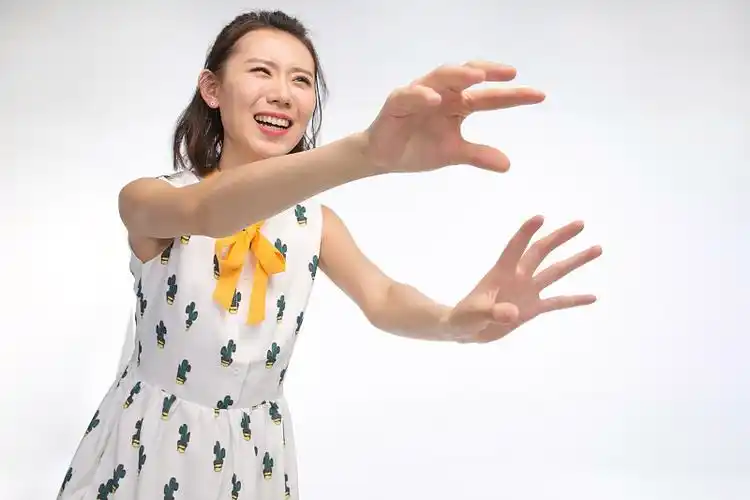 年轻女孩伸手抓图片素材