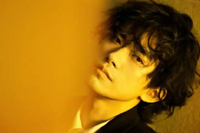 易烊千玺卷毛花絮照##易烊千玺卷毛西装造型