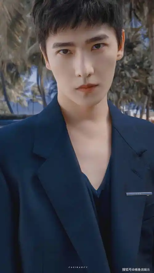 你可以永远相信杨洋!gq盛典西装造型好养眼,迷人气质扑面而来_黑色