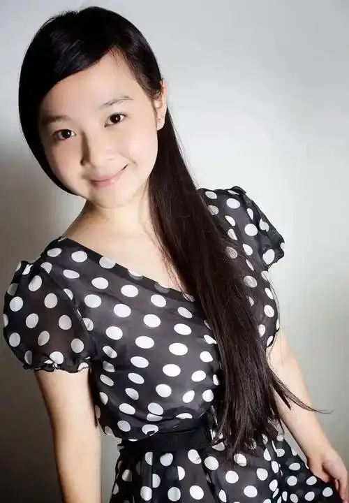 她是释小龙初恋,14岁爆红,如今成学霸,美到不敢认_杨丽晓_小时候_何洁