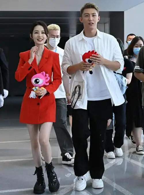 李沁黄景瑜新浪扫楼,穿红色西装裙的李沁也太亮眼了,白得发光|短裙