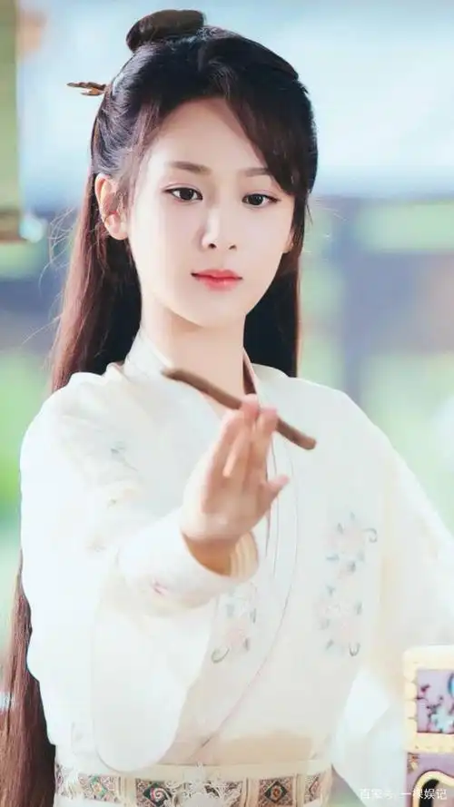 杨紫古装造型:紫衣温柔,粉衣少女,白衣飘逸,最后一张太惊艳