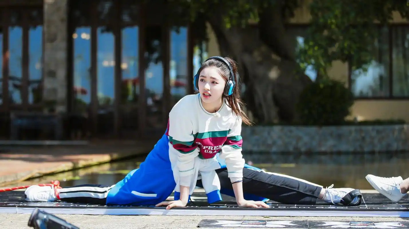 林允在节目中玩起了劈叉,吐槽熊梓淇是最没默契搭档