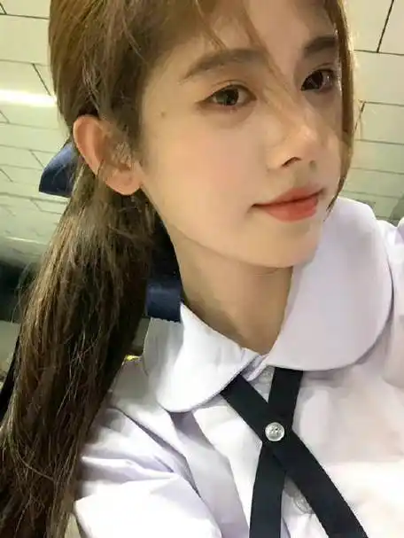 鞠婧祎学生装造型随拍