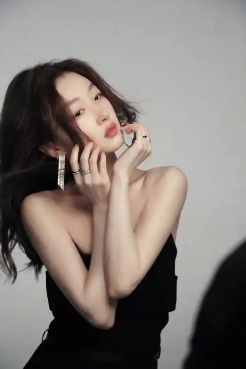 周冬雨黑裙侧拍惊艳全场清冷氛围感十足网友国民女神