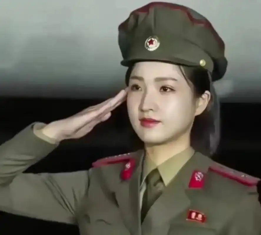 朝鲜一名女军官无比认真地向绍伊古敬礼.