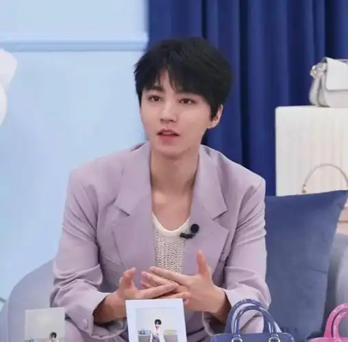 王俊凯王源易烊千玺紫色西装造型