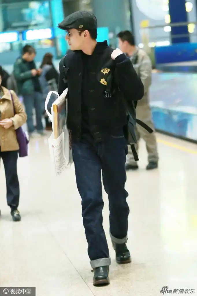 胡歌现身机场
