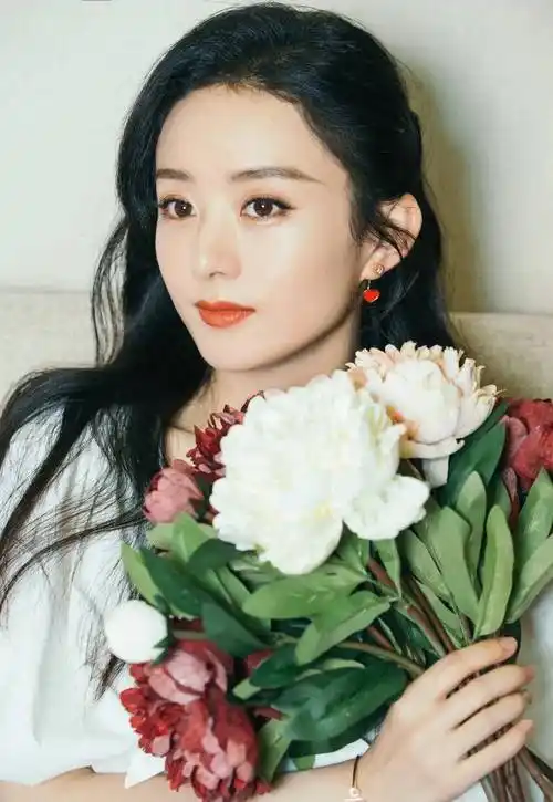 就向往着大城市的生活,可是,赵丽颖的长相很一般,不是瓜子脸,而是圆脸