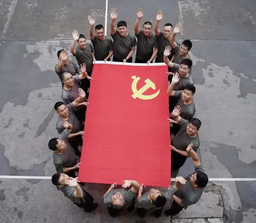 我和党旗合个影党旗永远在我心