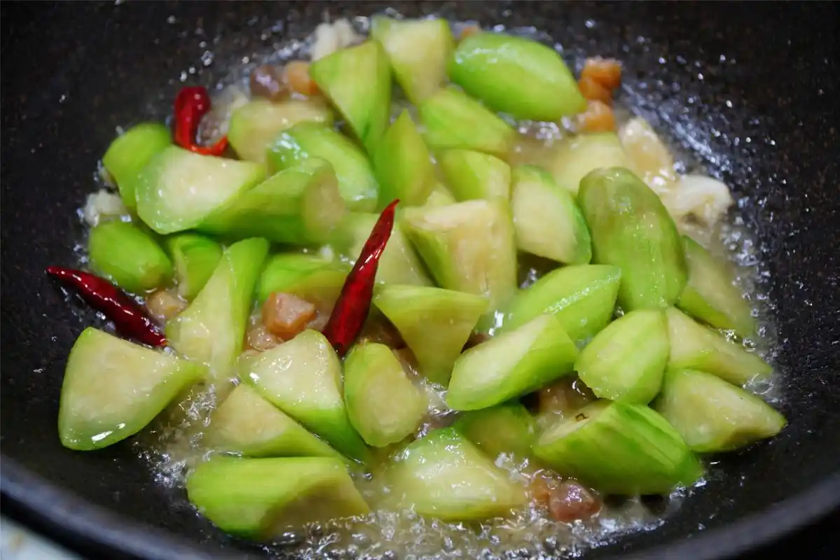 原来把丝瓜炒好这么简单,妈妈用的老办法,炒丝瓜碧绿爽滑不发黑