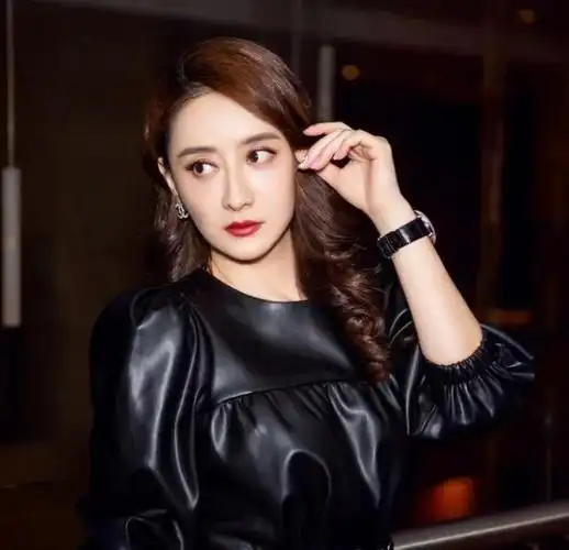 陈德容胆子挺大,穿短皮裙配黑丝袜挺"野性",40多岁