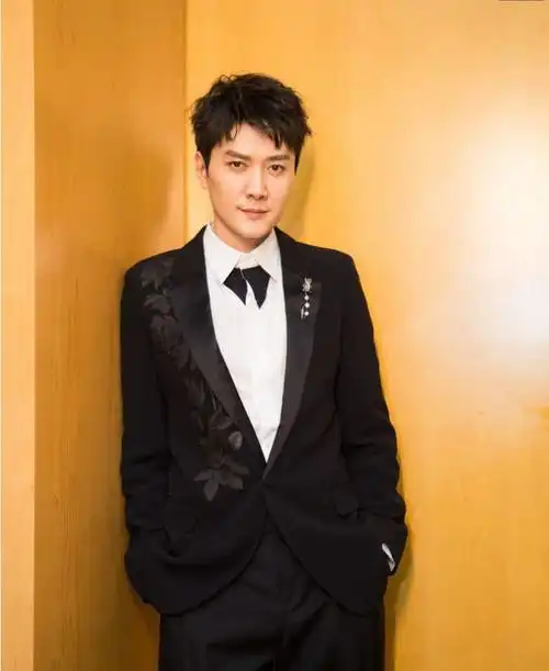 工作室晒冯绍峰帅照 西装革履帅气撩人_网易订阅