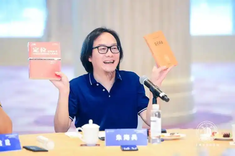 商会常务副会长朱海兵介绍,简一陶瓷始终坚持长跑思维,做难而正确的