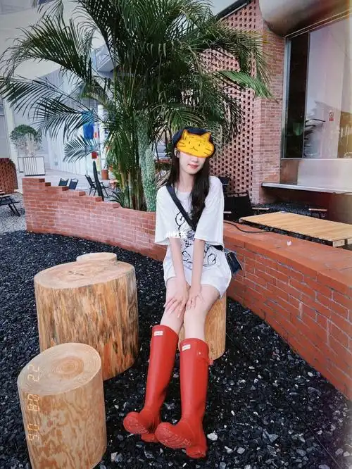 hunter雨靴  #雨靴穿搭这个颜色太好看了吧穿着我的小红迎接下雨天