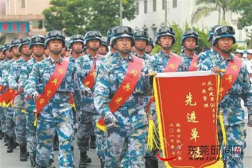 昨日,驻莞海军91676部队举行了受阅官兵凯旋欢迎仪式(记者 杨泽彬