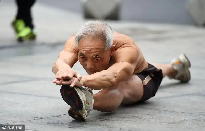 72岁爷爷寒潮中"裸练" 轻松展示一字马