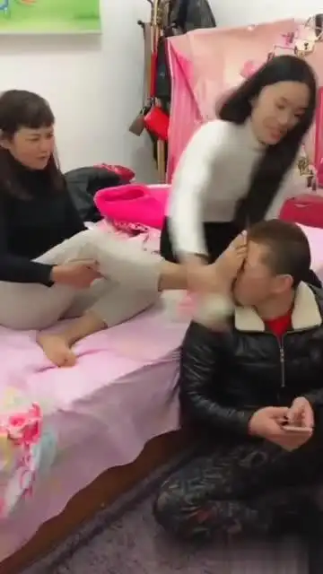 闻一下我的脚是不是臭的,结果却尴尬了,原谅我不厚道的笑了!