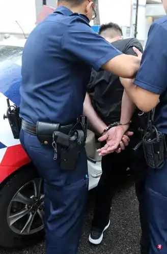 淡滨尼巴士转换站 遇临检狂奔 4警制伏1男