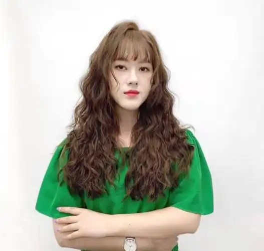 长发烫发还是这种发型最实用