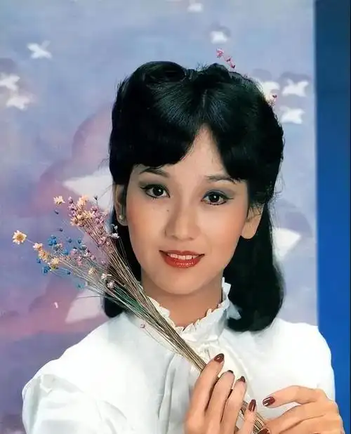 赵雅芝的3个儿子长子47岁次子44岁小儿子37岁都是她的骄傲