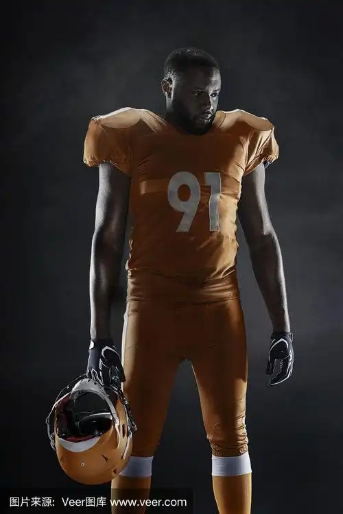 黑色背景下的美国黑人橄榄球运动员