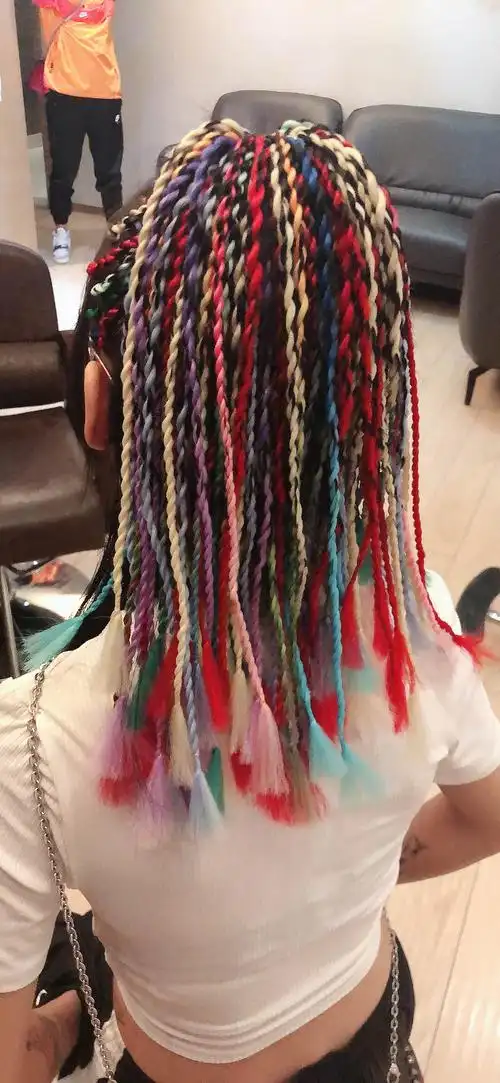 传播脏辫文化-追求精神自由济南宽厚里脏辫杨颖的脏辫发型有很多女孩