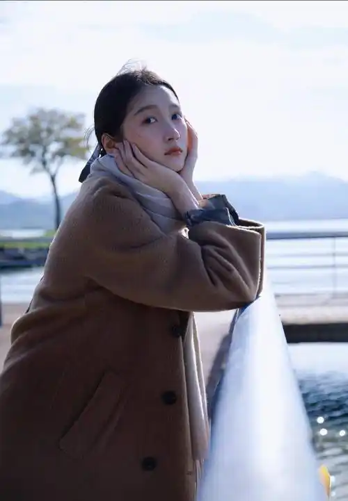 在这组照片中,关晓彤的妆容干净自然,凸显出她精致的五官.