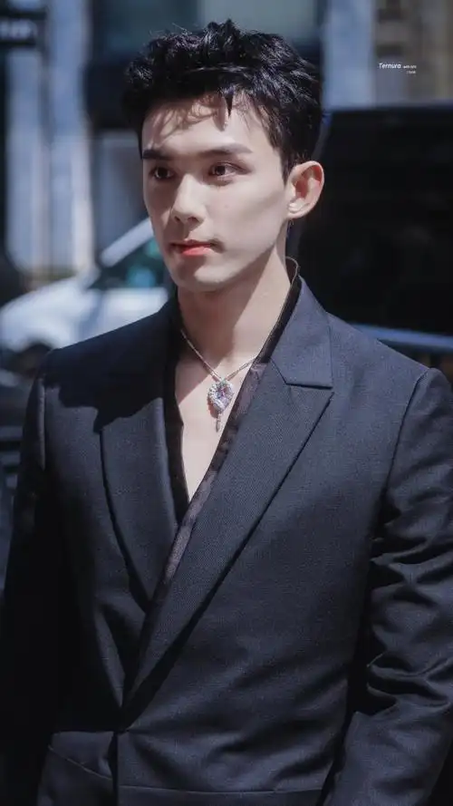 3 巴黎宝格丽 serpenti in artbvlgari 的深v永不失望@吴磊leo