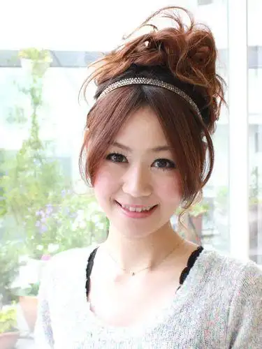 端庄&甜美的日系束发 搭配小礼服的绝佳发型 - 妆容图库 - 昕薇网