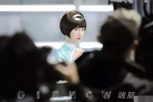 戚薇短发机器人造型曝光,网友惊呼:又萌又帅,挪不开眼!