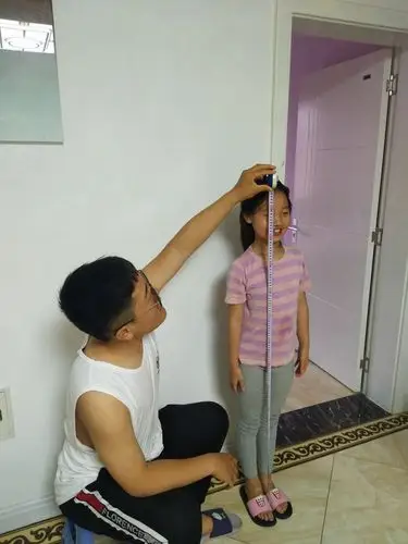 哥哥为我量身高137厘米,加油!超过他!