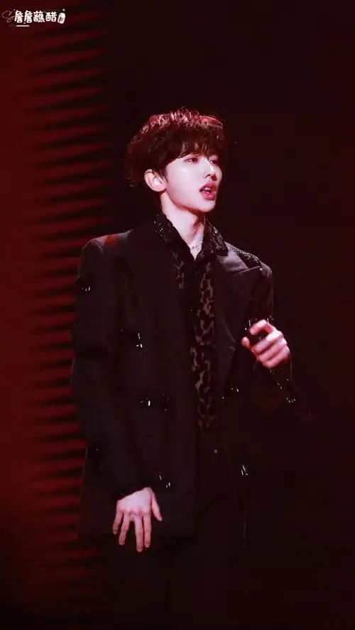 蔡徐坤ins##愚人节站姐团建