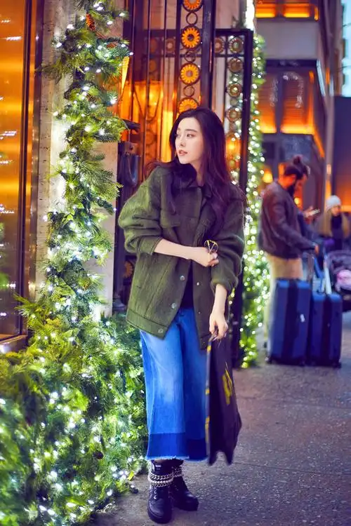 日前,范冰冰最新一组街拍大片曝光.