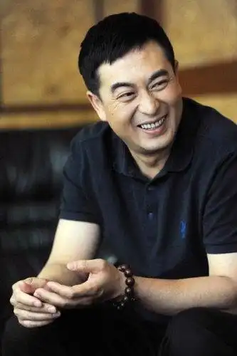 原名张小童,祖籍陕西省安康市 ,毕业于北京电影学院,中国内地男演员