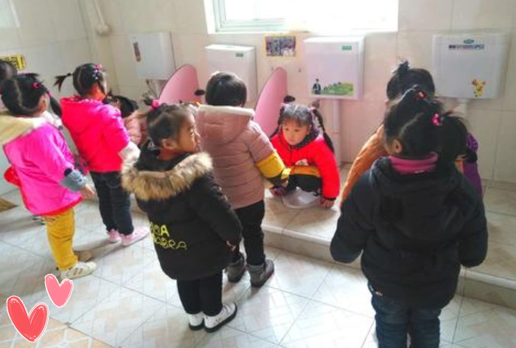 为啥自家娃宁愿憋在家上厕所,也不在幼儿园拉臭臭?原因或有四点