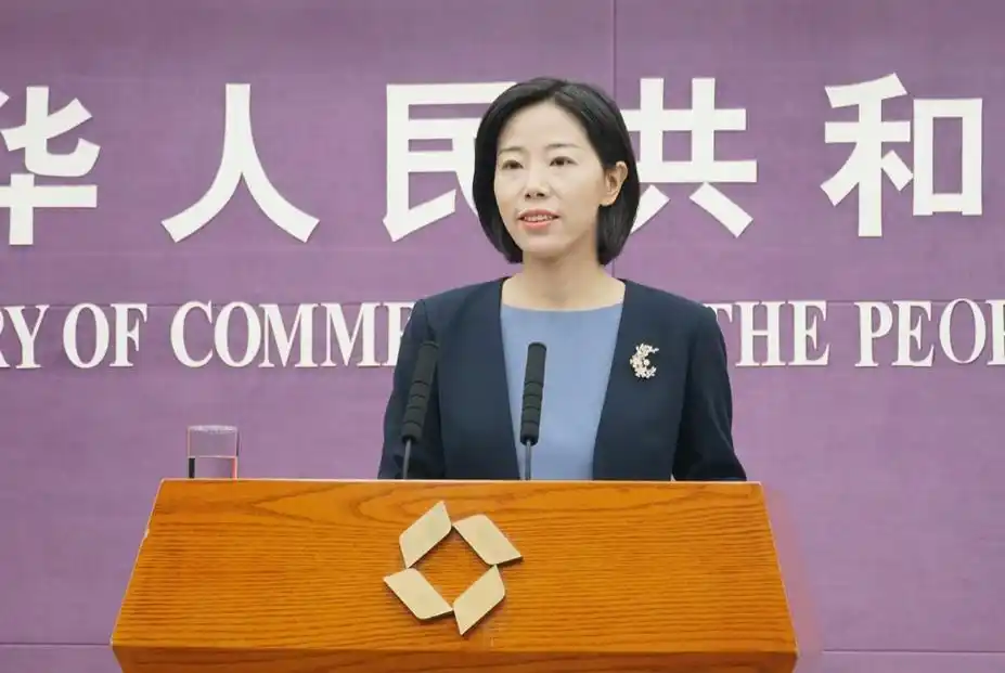商务部新闻发言人束珏婷 澎湃新闻记者 周頔 摄