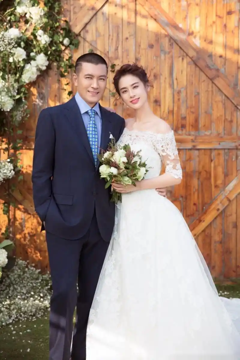 结婚照 杨子,黄圣依在纪念结婚十周年之际,近期拍摄了一组唯美婚纱照