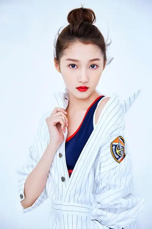 简介:关晓彤清爽性感时尚杂志封面大片,分享一组关晓彤图片给大家,图