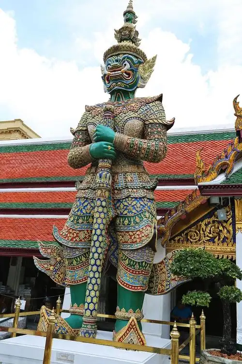 这位守护着大皇宫的神兵猛将名叫〈夜叉),威严站立在大皇宫门口,守护