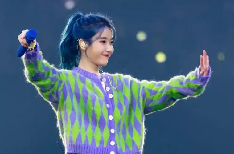 蓝发的iu简直是人间仙子本仙~蓝发衬得她肤色更加透白,气质更加灵动.