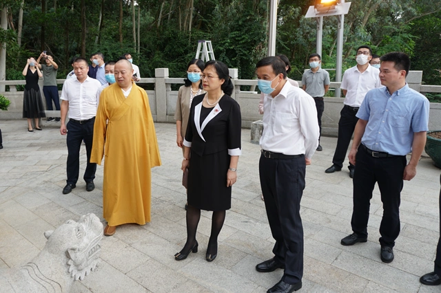 非政府部门网站 工作动态     杜玲充分肯定了两处宗教场所的安全防范