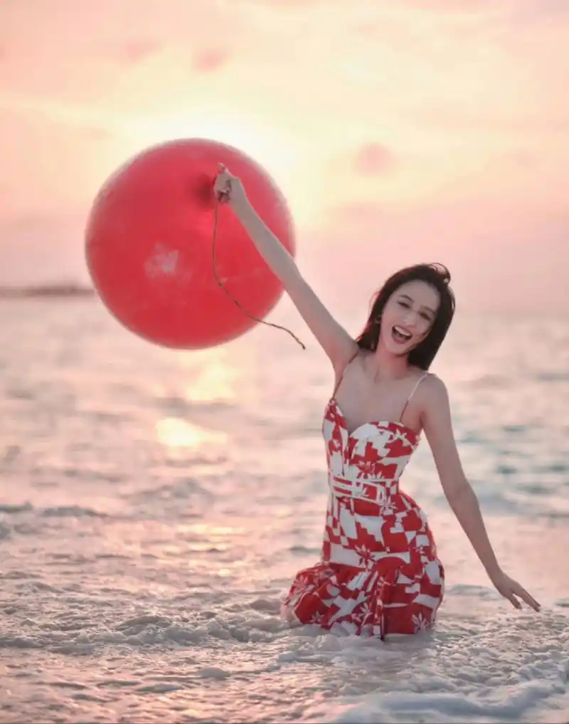 佟丽娅泳装海边玩耍美照,要不要这么开心,有什么开心事吗?