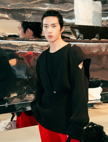 井柏然当晚留起长发,与之前的造型有些不同,许多网友因此表示有些不能