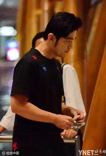 周杰伦全身黑聊不停 鬓角凸显似"猫王"